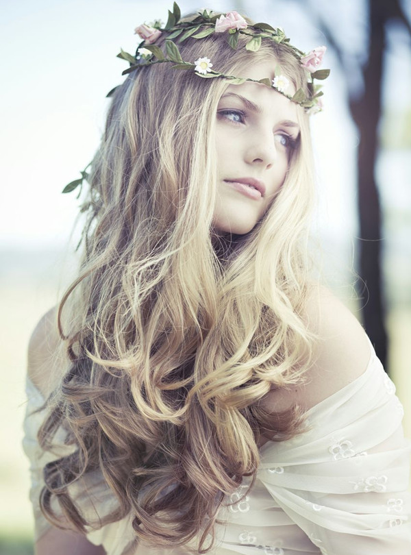 Bohemian-Loose-Curly-Bridal-Hairstyle-with-Pretty-Floral-Wreath